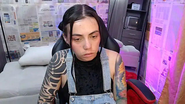 Snapshot of i_am_nina_ chatting on October 13, 2:58 am i am nina online show from October 13, 2:58 am