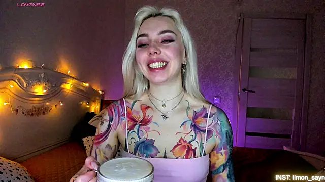 LillyMoure  online show from April 8, 11:51 pm