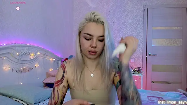 LillyMoure  online show from November 1, 11:41 pm