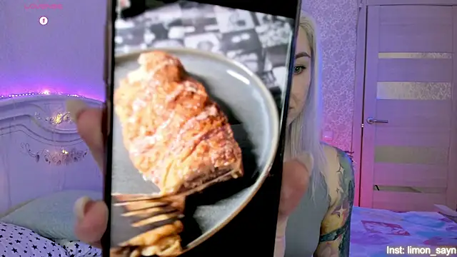 LillyMoure  online show from October 29, 12:15 am