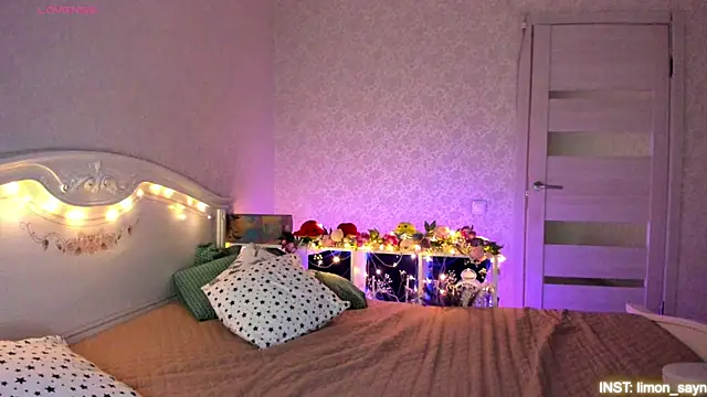 LillyMoure  online show from April 18, 11:15 pm