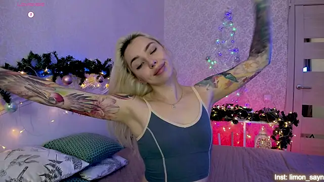 LillyMoure  online show from December 5, 1:05 am