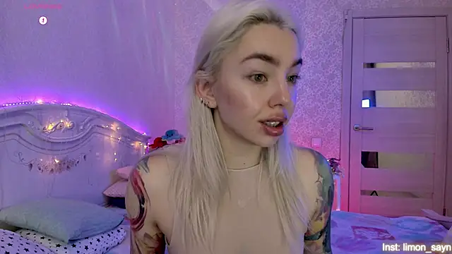 LillyMoure  online show from October 31, 11:31 pm