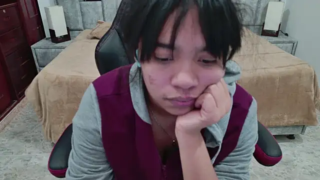 laureentt  online show from April 11, 7:36 am