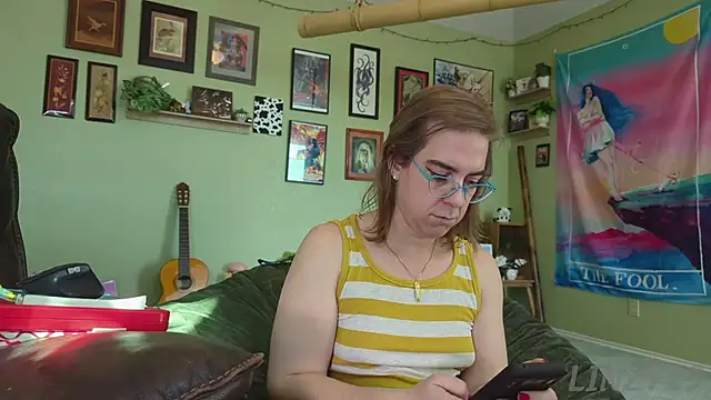 Linzy 19 online show from November 9, 9:00 pm