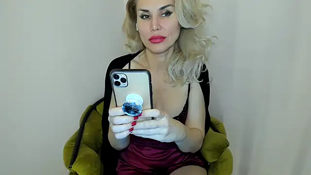 Snapshot of Radmila_Queen_ chatting on October 15, 4:42 pm Radmila Queen online show from October 15, 4:42 pm