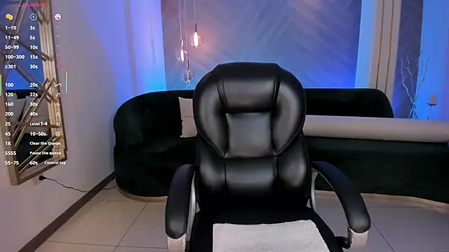 Snapshot of LizzHamilton__ chatting on October 15, 10:01 pm LizzHamilton online show from October 15, 10:01 pm
