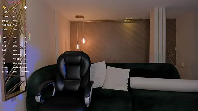 Snapshot of LizzHamilton__ chatting on October 16, 10:12 pm LizzHamilton online show from October 16, 10:12 pm