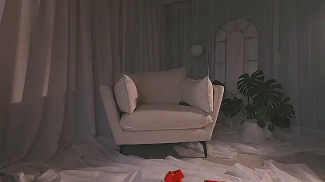 AmyArmstrong online show from April 10, 11:22 pm